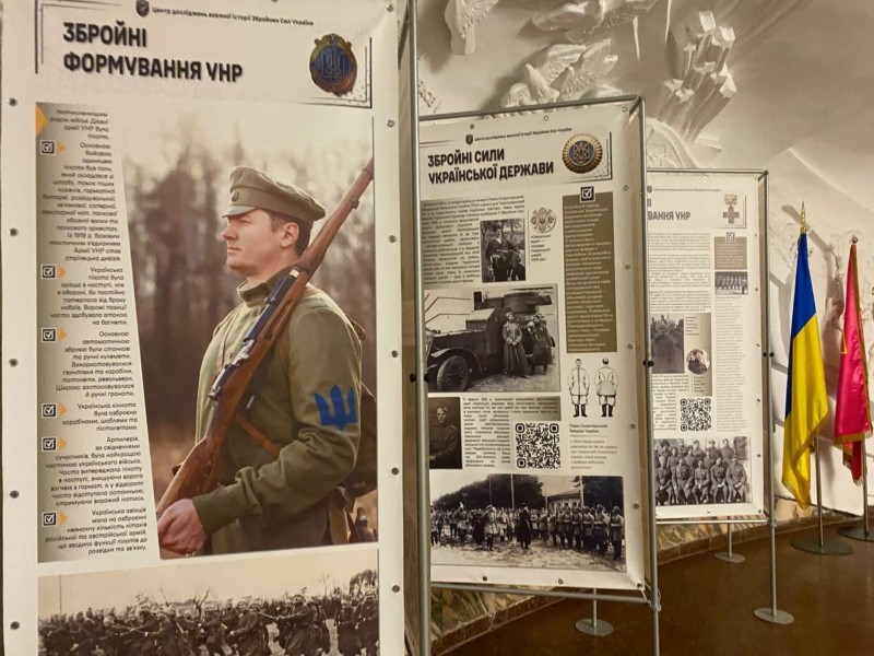 На станції метро “Театральна” відкрилась виставка про історію українського війська від доби козацтва до сьогодення