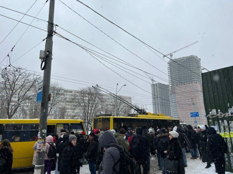 Між «Теремками» та «Либідською» курсують наразі 82 автобуси та 20 тролейбусів
