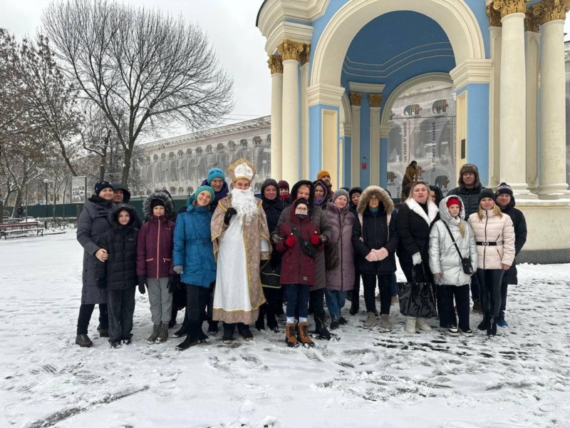 Святий Миколай провів першу святкову прогулянку містом