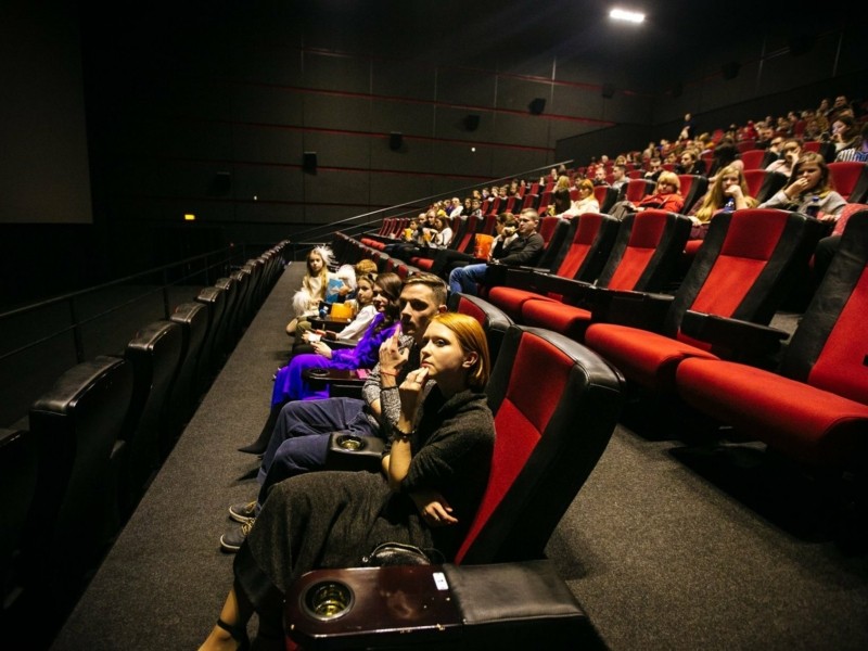 У кінотеатрах Києва запускають сеанси для людей з порушеннями слуху чи зору – як це працює