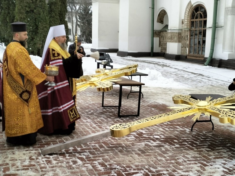 На куполах Софії Київської встановлять відновлені хрести