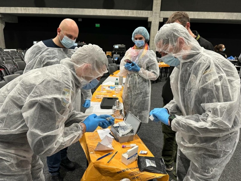 Поліцейські Києва отримали криміналістичні лабораторії для проведення експрес-аналізу ДНК