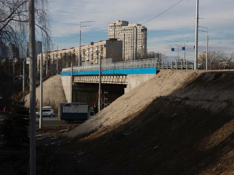 Без велодоріжок і тротуарів, але з трамваями: оновленим Дегтярівським шляхопроводом поїхав транспорт