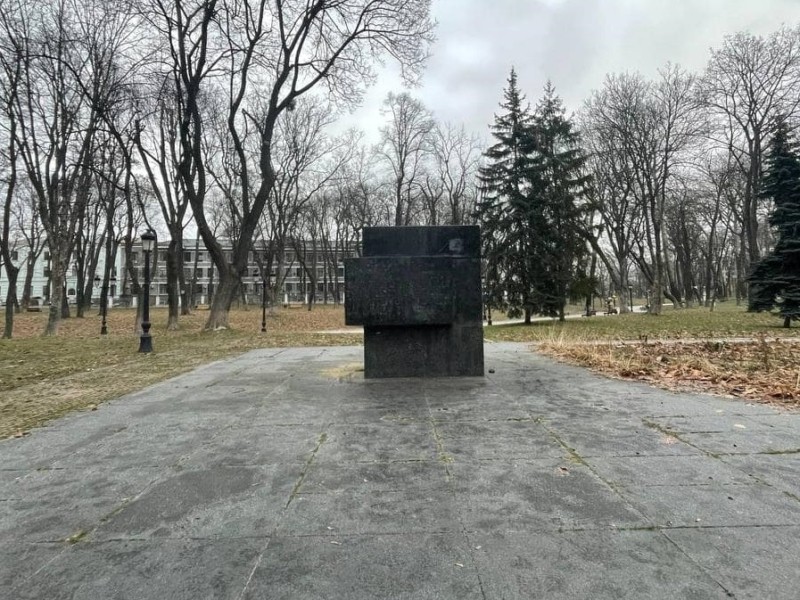 У Маріїнському парку демонтували пам’ятник більшовикам
