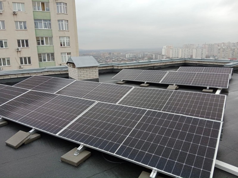 Багатоповерхівка у Деснянському районі за допомогою міста встановила сонячну станцію на даху
