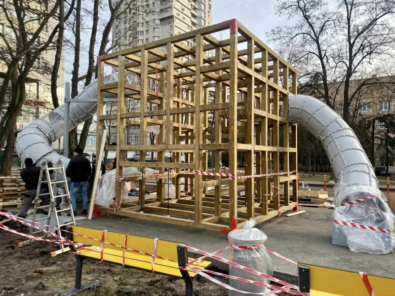 Благодійники встановлюють на Солом’янці дитячий супермайданчик від фінської дизайн-студії: він перший у Києві і другий у країні