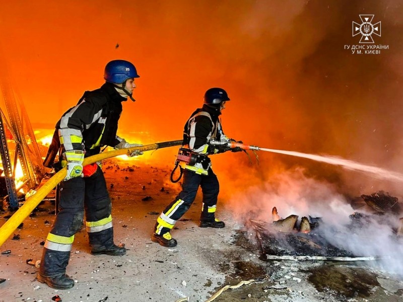Рятувальники показали місця падіння уламків: у Подільському районі досі гасять пожежу площею 4000 кв. м