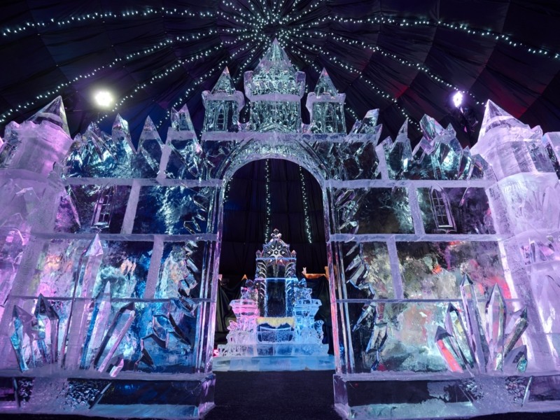 В гості до Снігової королеви: у Києві відкрилась імерсивна виставка льодових скульптур