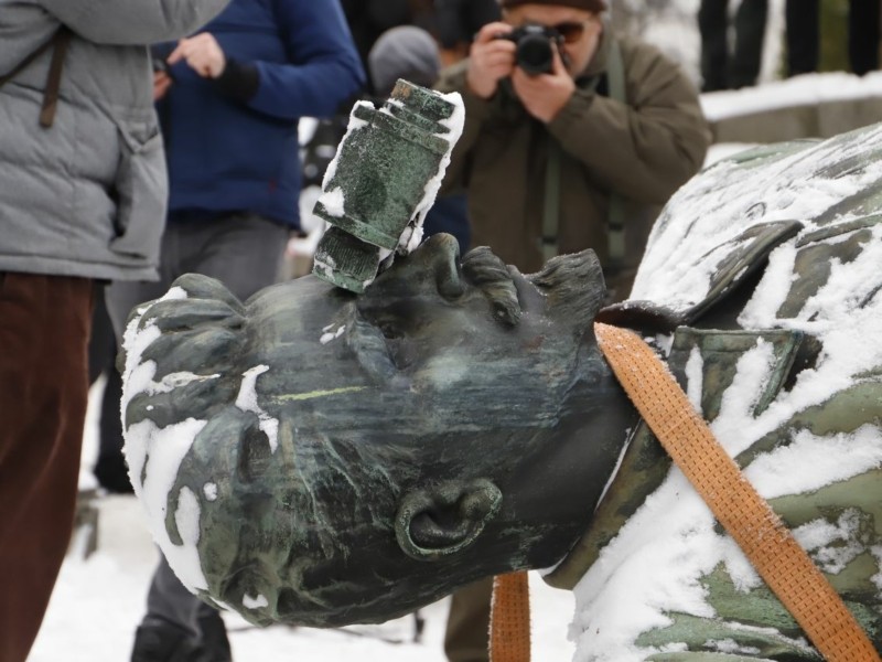 Демонтаж пам’ятника Щорсу у фото та відео: як Київ позбавлявся чергового радянського ідола