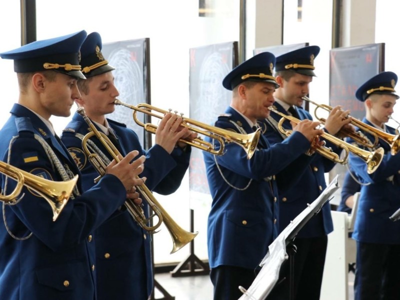 Музичний дарунок до Дня ЗСУ: у метро сьогодні грав військовий оркестр