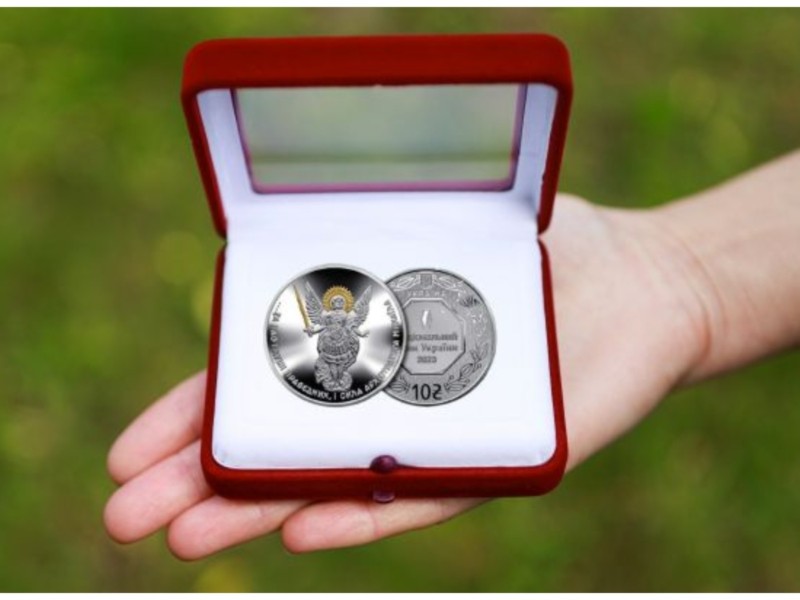 Подарунок від Нацбанку: випущена срібна монета із зображенням покровителя Києва