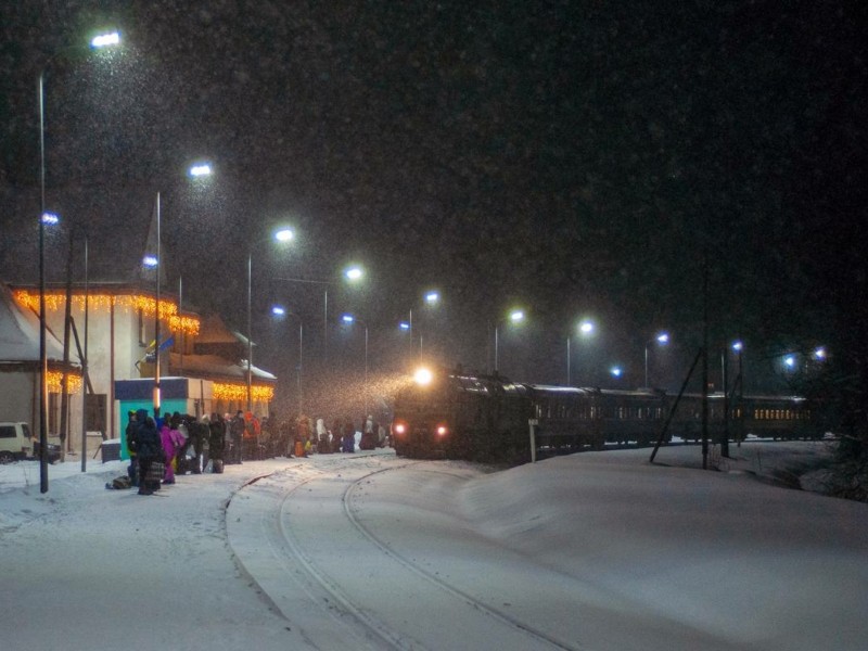 Через рясні снігопади на заході України кілька потягів прямують із затримкою