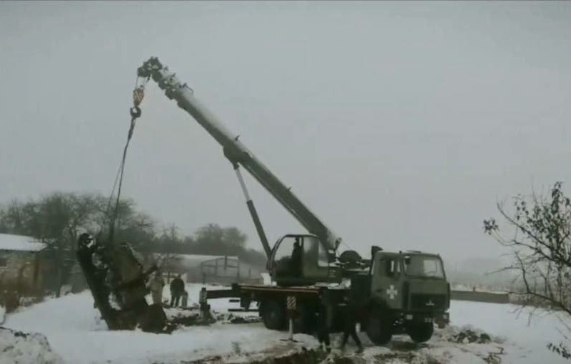 На Київщині прибрали танк окупантів, який знищили на городі місцевої мешканки