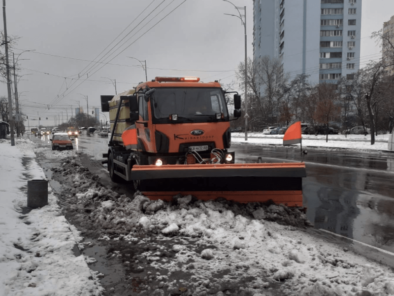 У Києві триває обробка доріг: місцева влада звернулася до водіїв