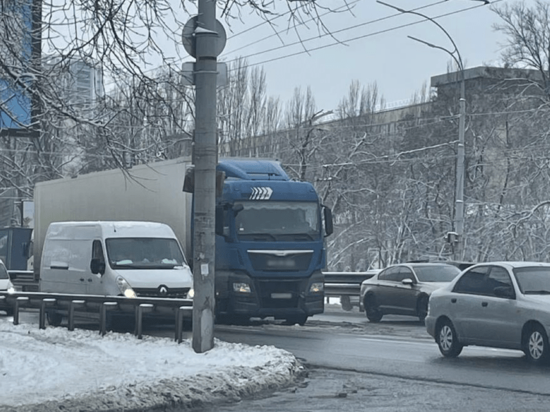 На в’їзді в Київ вантажівка перегородила рух: Одеська площа зупинилася