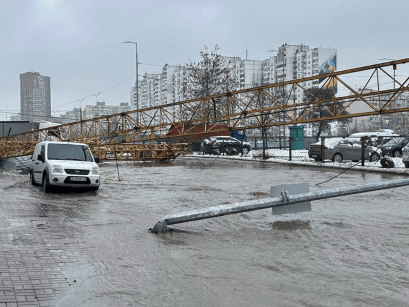 На Харківському масиві впав будівельний кран і пошкодив трубу: вулицю залило водою