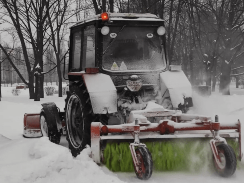 Тротуари перетворюються на ковзанку: кияни просять не чистити сніг щітками під час морозів