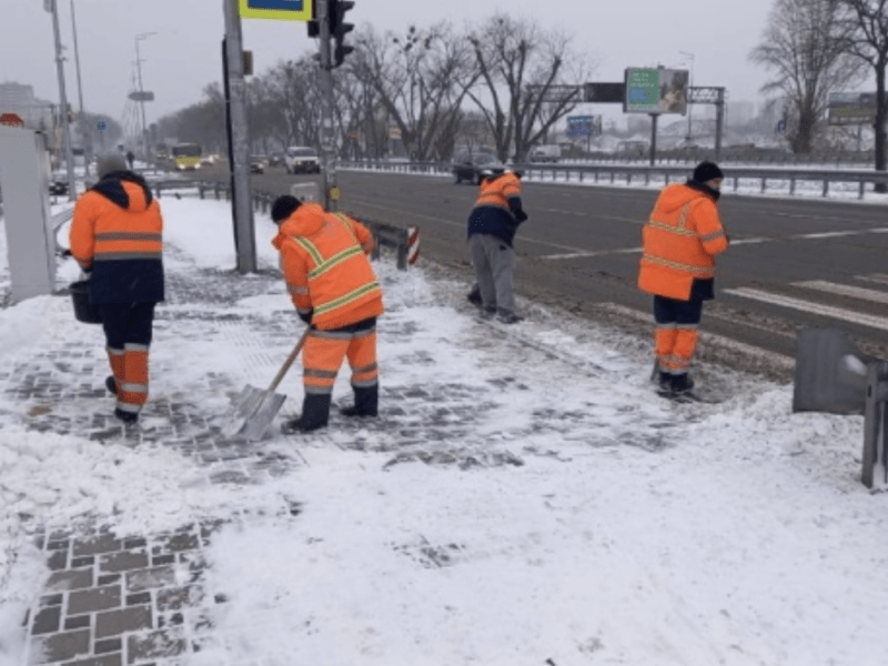 У столиці триває протиожеледна обробка: місцева влада звернулася до водіїв