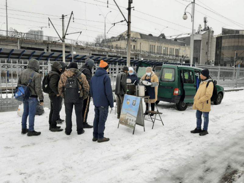 Зігрітися або з’їсти гарячий обід: де у Києві працює соціальне патрулювання