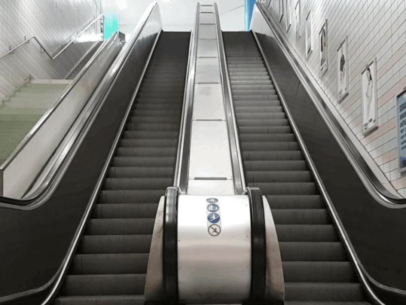 У столичному метро почастішали випадки зупинок ескалаторів через неуважність пасажирів
