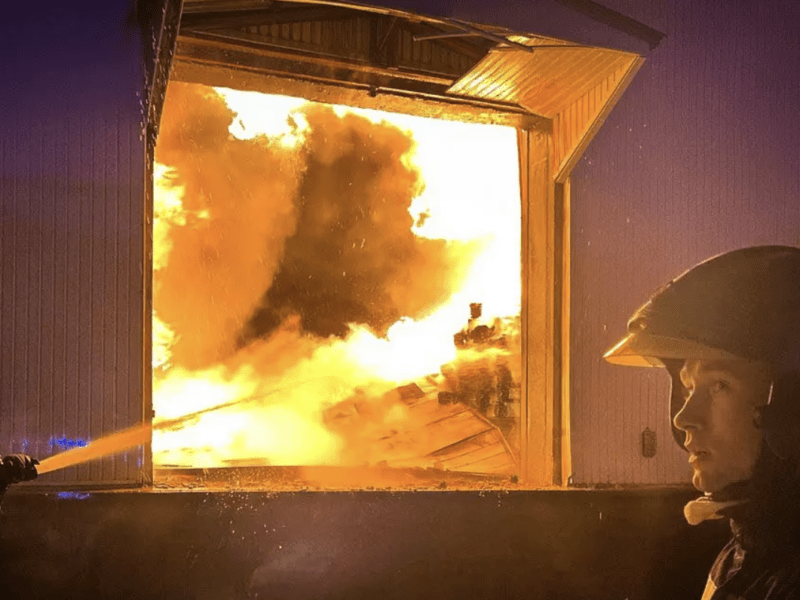 11 годин гасили пожежу: на Київщині палав меблевий цех