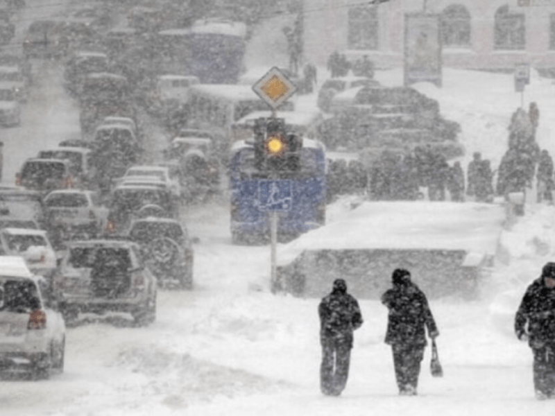 Яка погода чекає киян в останній день робочого тижня: синоптики прогнозують сніг та ожеледицю