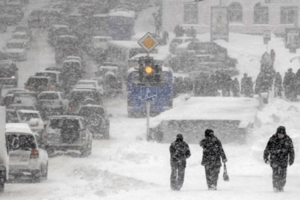 Яка погода чекає киян в останній день робочого тижня: синоптики прогнозують сніг та ожеледицю