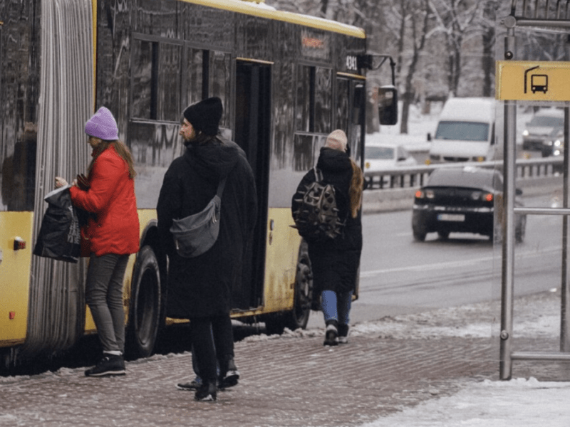 Закриття станцій «синьої» гілки метро: наразі пасажирів перевозять 77 автобусів та 20 тролейбусів