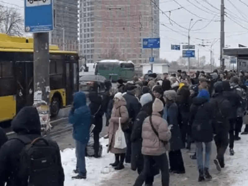 На Васильківській створили виділену смугу для громадського транспорту через закриття метро