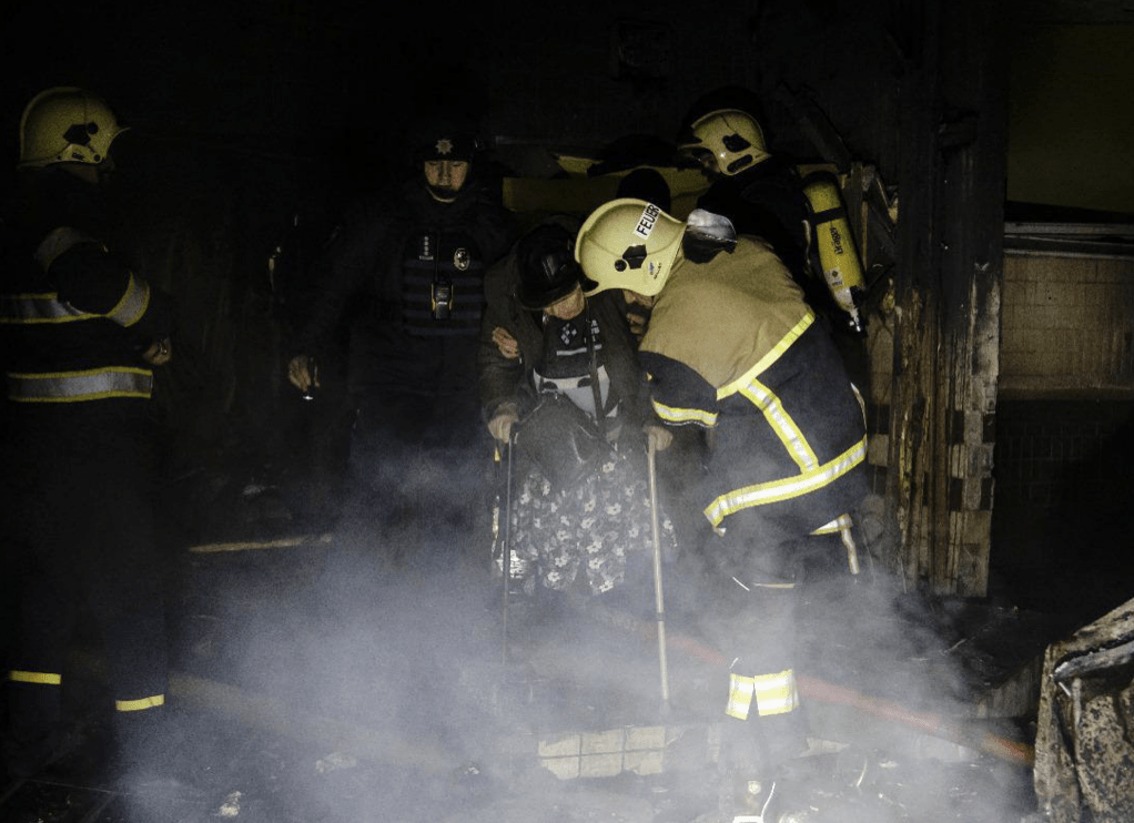 Внаслідок ворожої атаки у Києві пошкоджені багатоповерхівка та лікарня: постраждали 53 людини