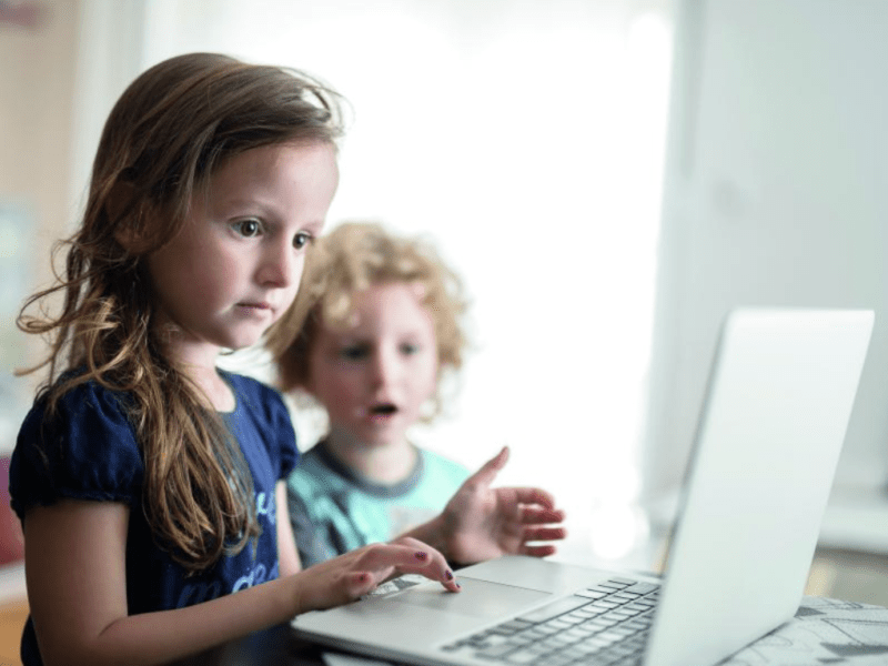 Безпека в інтернеті: батькам дали поради, як вберегти дітей від шкідливого контенту