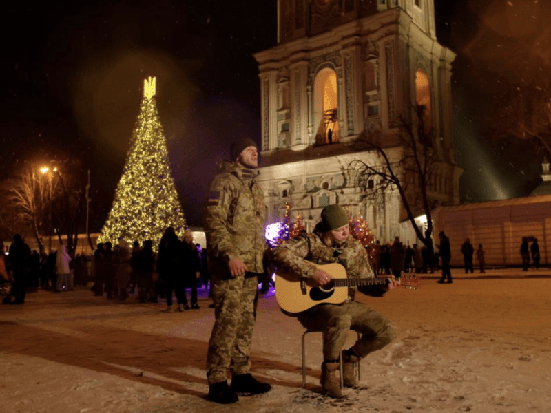 Військовослужбовці виконали на Софійській площі відомий на весь світ «Щедрик»