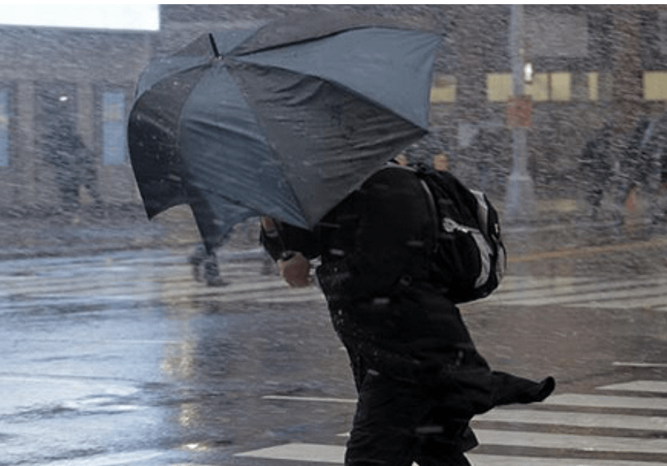Яка погода чекає киян у середу: синоптики прогнозують дощ і сильний вітер