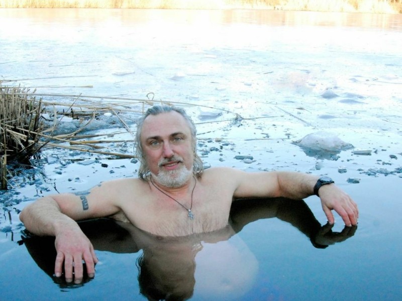 У Києві чоловік заради рекорду понад пів години читав вірші у крижаній воді