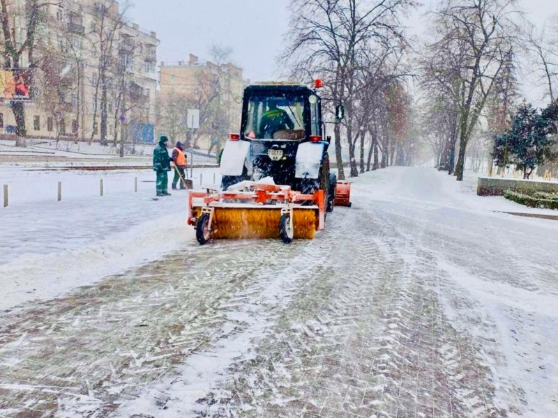 Київ розчищають від снігу сотні спецмашин і понад тисяча комунальників з лопатами