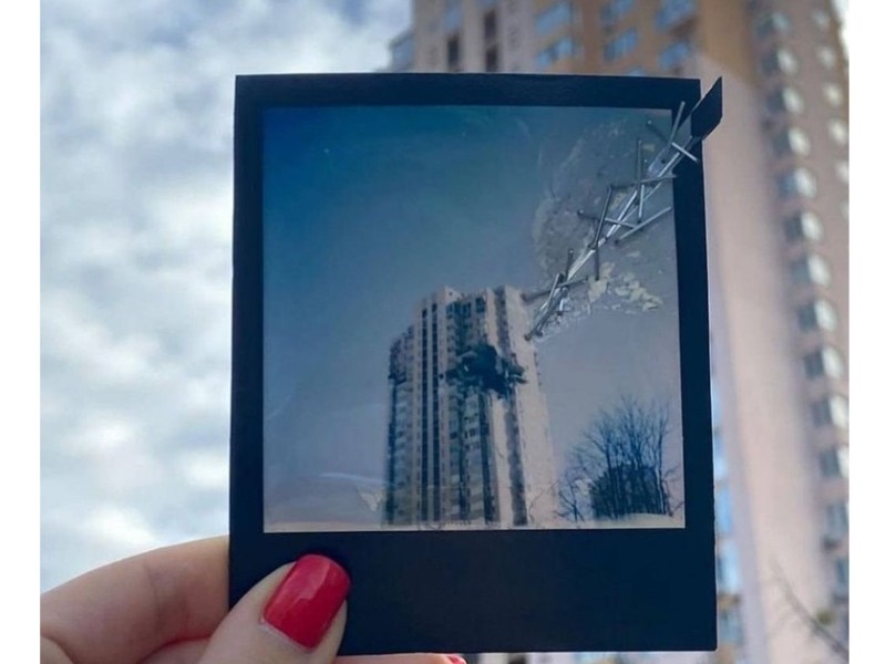 Фото з обстріляним рф будинком у Києві увійшло у підбірку Polaroid за 2023 рік