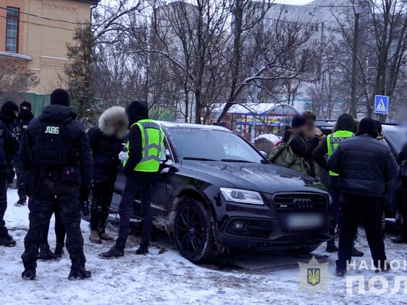 Постачали наркотики і повій для vip-клієнтів у комендантську годину: у Києві затримали банду