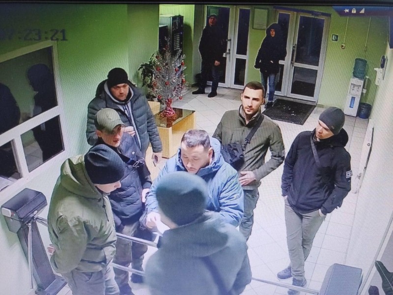 СБУ прийшли з обшуками до виробника аптечок для ЗСУ: підозри вречено співробітникам “Київгуми”
