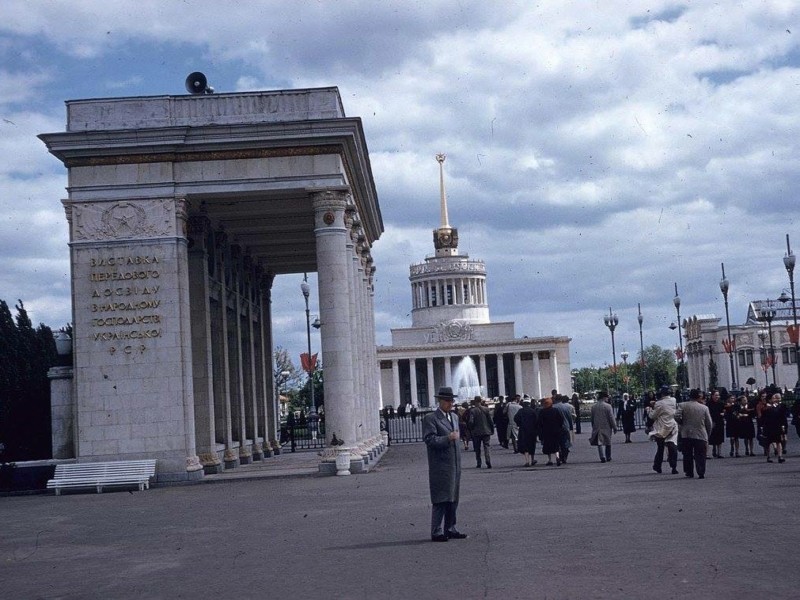 Київ 65 років тому очима іноземного туриста: від дівчат у парку до ВДНГ