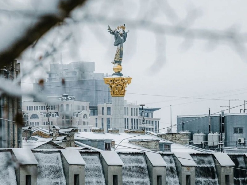 ТОП-3 події вікенду: автівка влетіла в зупинку транспорту, нові скандали про естетику з авторами київських муралів та день обіймів, який святкували у столиці