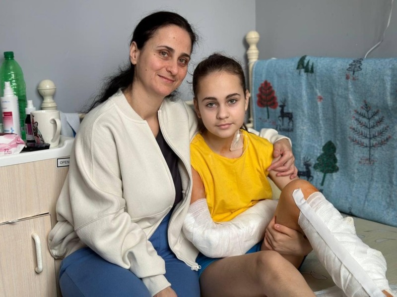 Пришили руку дівчинки до животика: в Охматдиті рятують дівчинку, поранену біля драмтеатру Чернігова