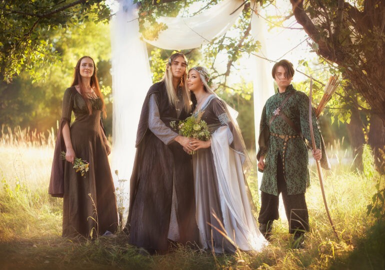 Іноземці стоять у чергах за костюмами у стилі вампірів та ельфійського весілля, які шиють киянки