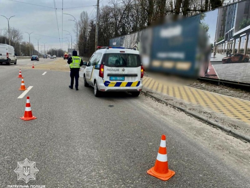 На вулиці Академіка Заболотного провалився асфальт – частину дороги перекрили