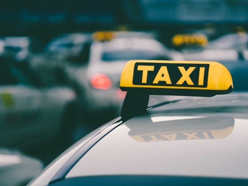 Накладено штраф на таксиста, який у Києві вигнав із авто пасажирок за вимогу спілкуватися українською