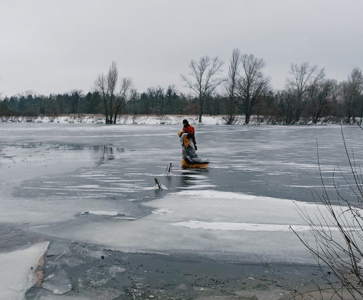 В озері на Оболоні ледь не загинув спортсмен-екстремал – рятувальники просять не виходити на лід