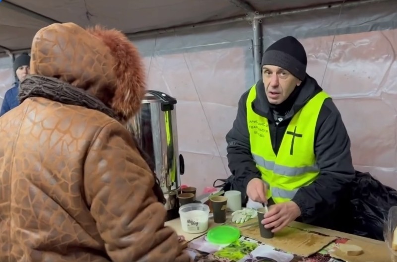 У Києві з’явився теплий намет для тих, кому нікуди йти: тут нагодують, допоможуть з ліками і документами, можна навіть заночувати