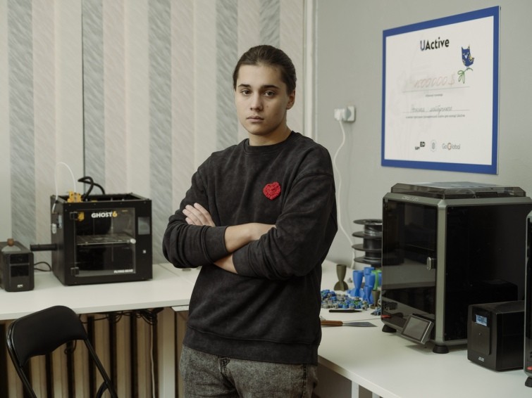 Підліток з Київщини з друзями організував у школі збір пластику і друкує на 3D-принтері деталі для дронів