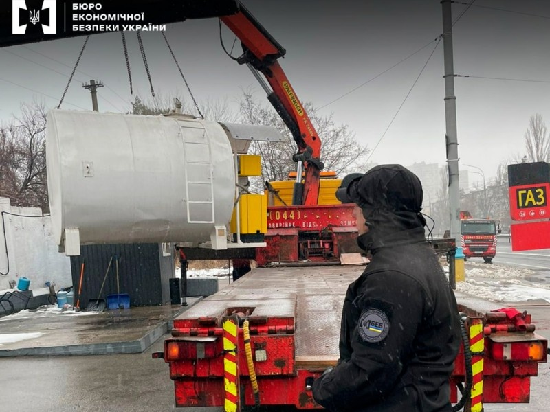 У Києві демонтують пів десятка АЗС, які продавали фальсифіковане пальне
