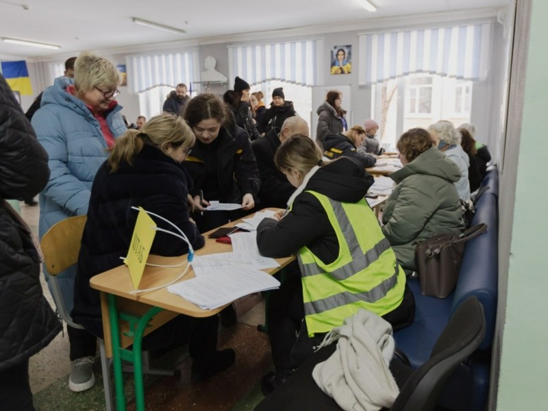У трьох районах Києва працюють штаби допомоги постраждалим від обстрілів – адреси та номери телефонів