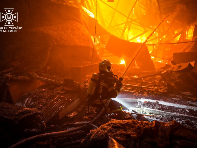 Ракетний обстріл Києва росіянами спричинив пожежі у шести районах міста – фото від рятувальників